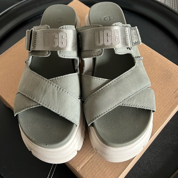 UGG Shoes - UGG women’s slippers!!